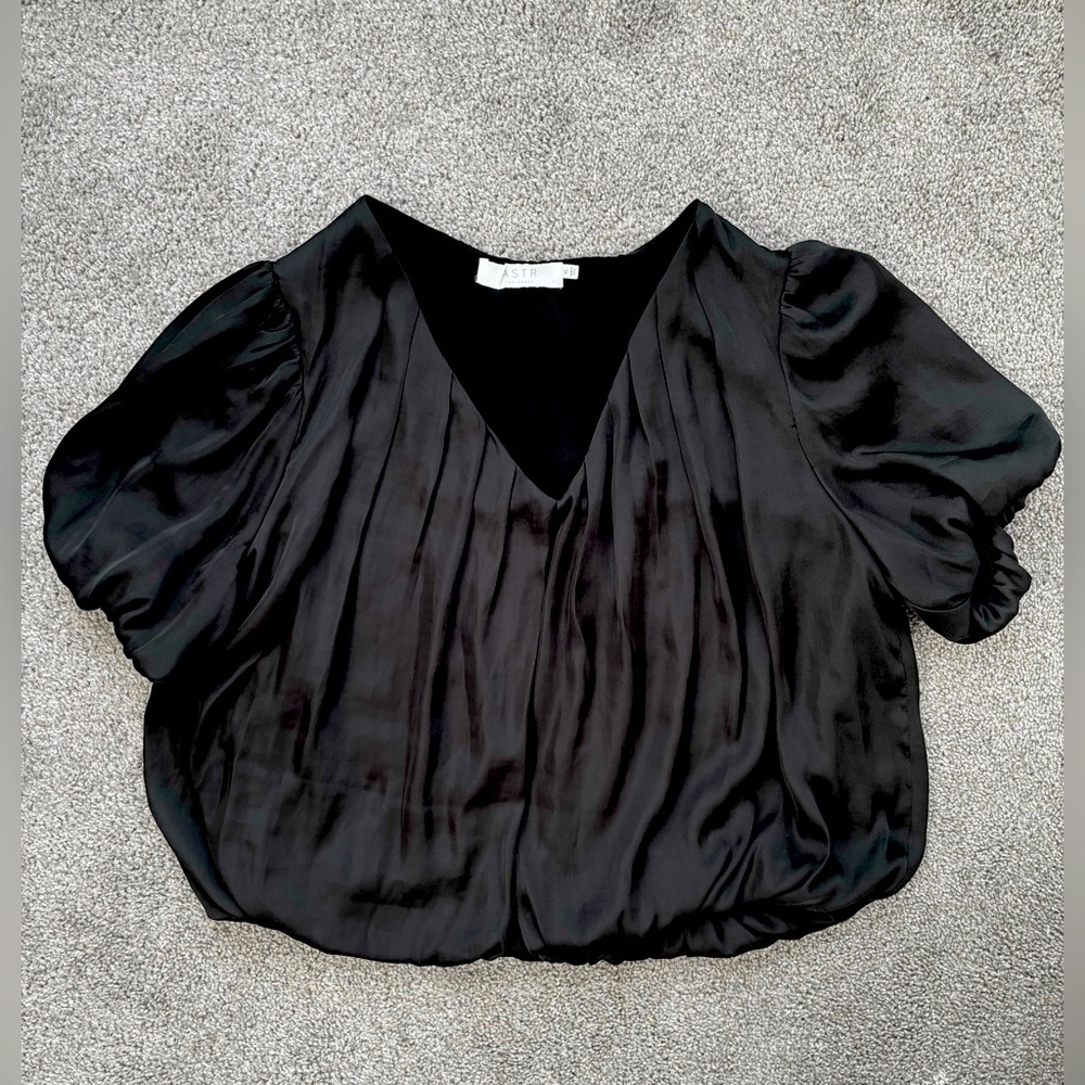 ASTR The Label Satin Bubble Hem Blouse Women’s Size XL Black V Neck Crop… - Picture 6 of 12